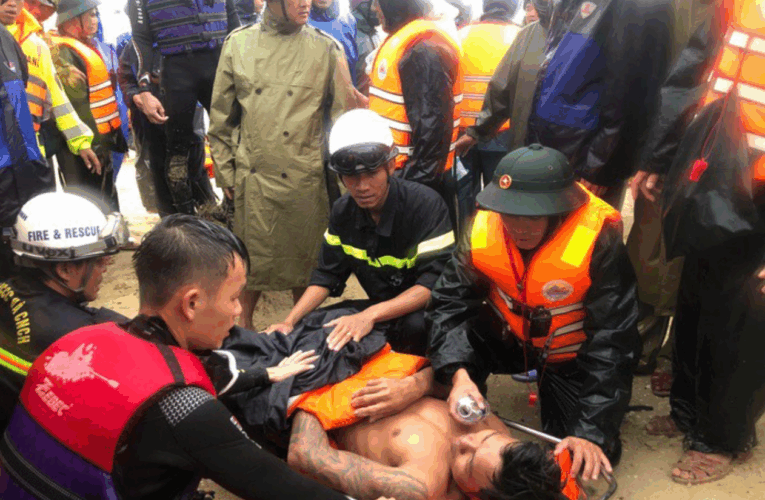Cơ quan chức năng tỉnh Quảng Trị vẫn đang khẩn trương ứng cứu 3 ngư dân trong vụ 2 tàu cá gặp nạn trên vùng biển tỉnh Quảng Trị.