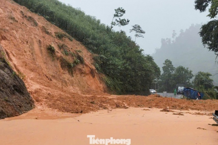 Đà Nẵng mưa to, hàng trăm hộ dân sơ tán, ca nô được ‘ship khẩn’ đi cứu ngập