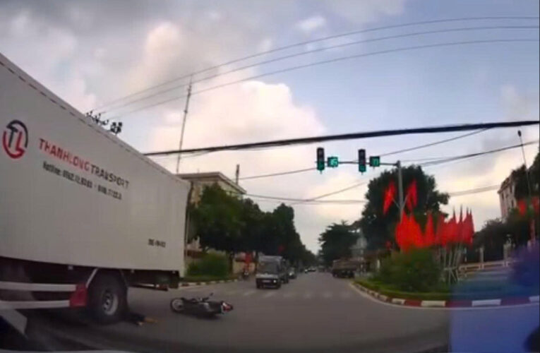 Chi tiết video tai nạn kinh hoàng ở ngã ba đèn xanh đỏ sóc sơn sáng nay 4/10/2025