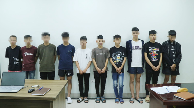 Tạm giữ 20 thanh thiếu niên cầm hung khí, lái xe mô tô tại vòng xuyến ngã 6 Kinh Bắc