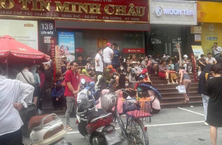 Cứ bảo Việt Nam mình nghèo Thứ đắt như vàng mà 6h sáng sếp hàng tranh nhau mua