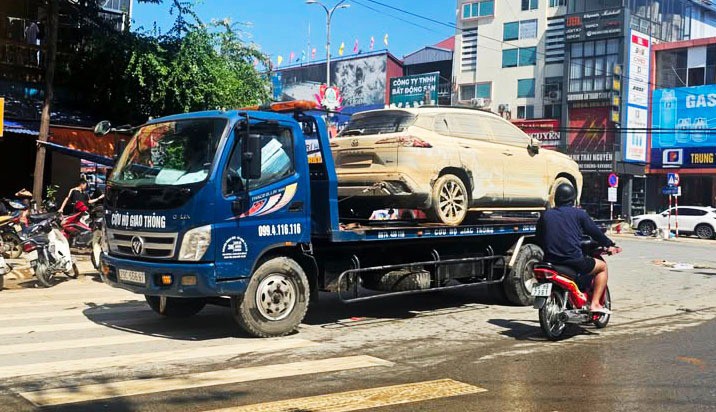 Những chiếc ô tô ngập trong nước lũ ở Thái Nguyên sẽ đi về đâu?