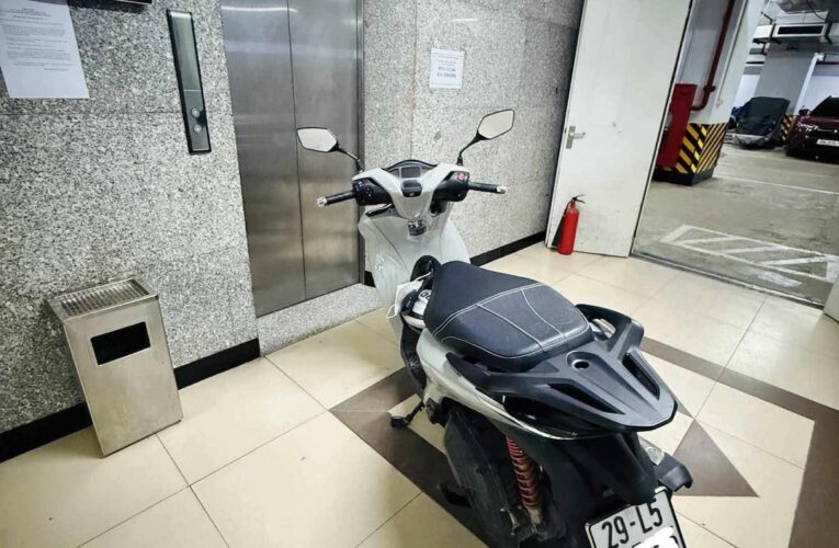 Xe máy xếp hàng đi thang máy lên sảnh chung cư ở Hà Nội