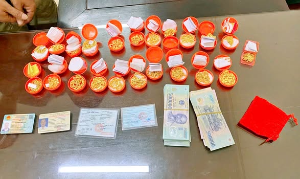 Bắt nhóm đối tượng chuyên mua vàng thật, sau đó thay bằng vàng giả để bán lại cho cửa hàng