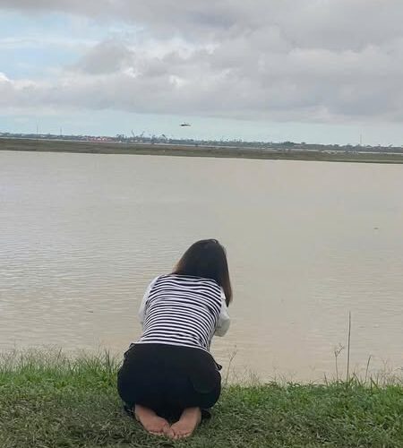 Vụ nghi bố ôm 2 con nhảy cầu: Thắt lòng cảnh mẹ trẻ quỳ gối chờ tin con bên sông