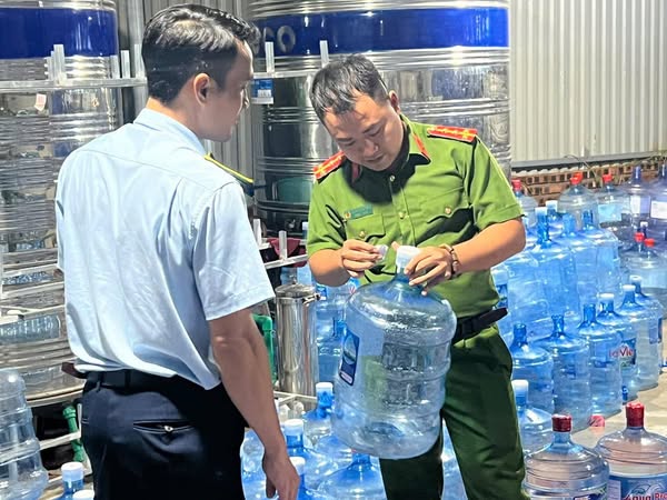 Khởi tố vụ án làm giả nước Lavie.