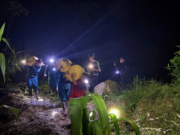 Vết nứt dài 50m khiến hàng loạt hộ dân phải di dời trong đêm