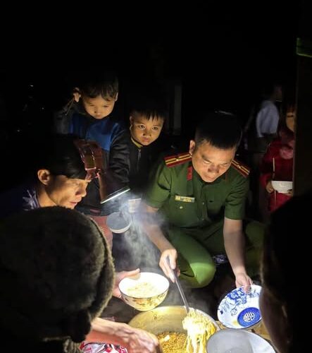 Tình quân dân ấm lòng giữa cái lạnh ngày mưa lũ