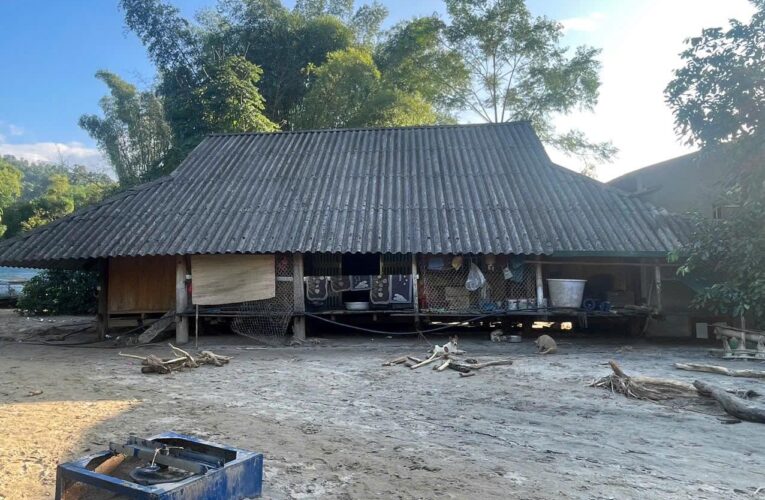 ‘Mỏ vàng’ trôi vào bản sau cơn lũ, xã lập tổ 10 người thay nhau canh gác