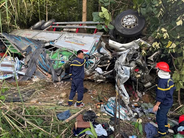 Lật ô tô trên đèo Ngọc Vin, 2 người tử vong