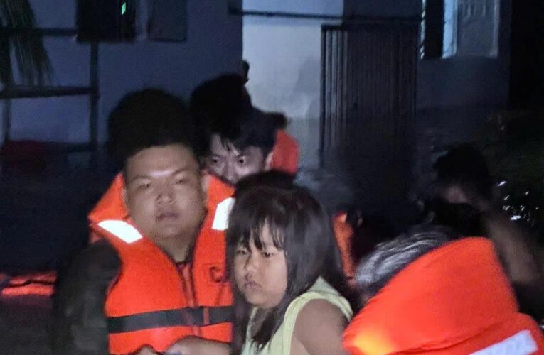 Cứu 165 người dân,trẻ nhỏ thoát nạn an toàn trong cơn mưa lớn bất ngờ gây ngập lụt