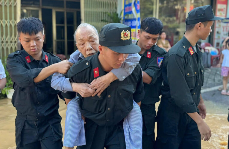 Cảnh sát, quân đội vào vùng ngập lụt lịch sử: ‘Không sao, có chú đây rồi’