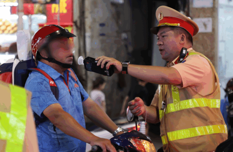 Vi phạm nồng độ cồn kịch khung, tài xế ở Hà Nội nói đang đi mua mồi nhậu tiếp