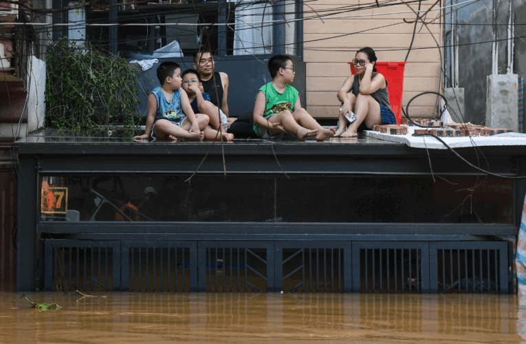 Xin bà con nhường đường, 60 cháu kẹt 3 ngày rồi’: Cứu hộ lập tức lên thuyền.