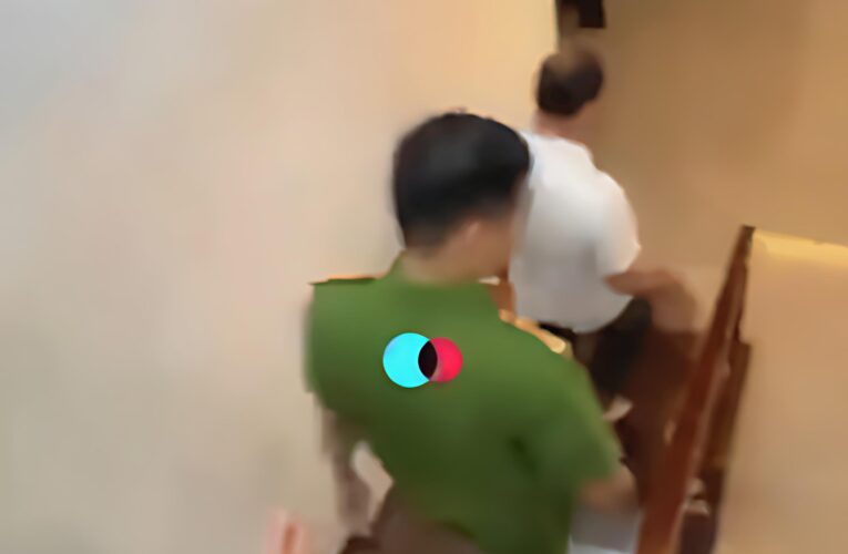 “Hoàng thượng” U70 đang lâ:m tr:ận với “thứ phi” 23t thì hoàng hậu đến hỏi thăm.