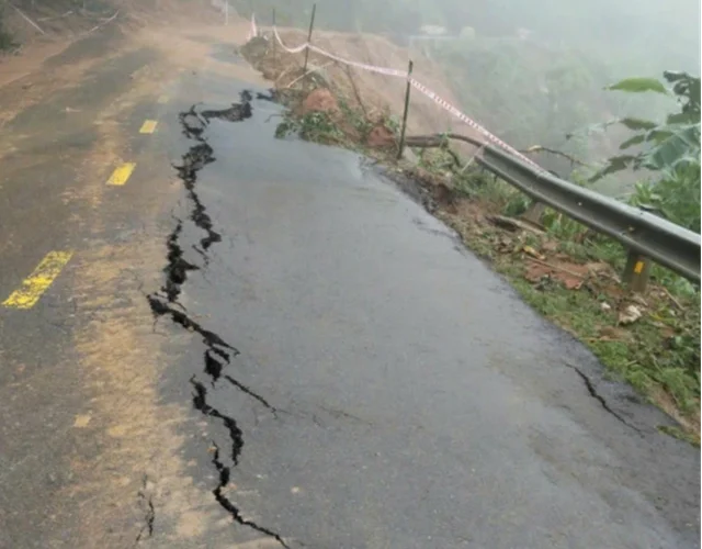 Sạt lở nghiêm trọng trên đèo Gia Bắc: Đường bị xé toạc