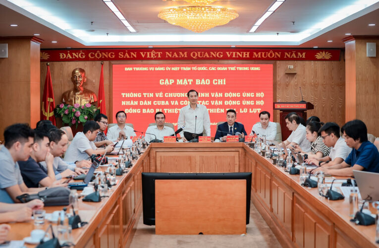 Hơn 1 triệu người ủng hộ gần 800 tỷ đồng hỗ trợ bà con bị bão lũ, 39% ẩn danh.