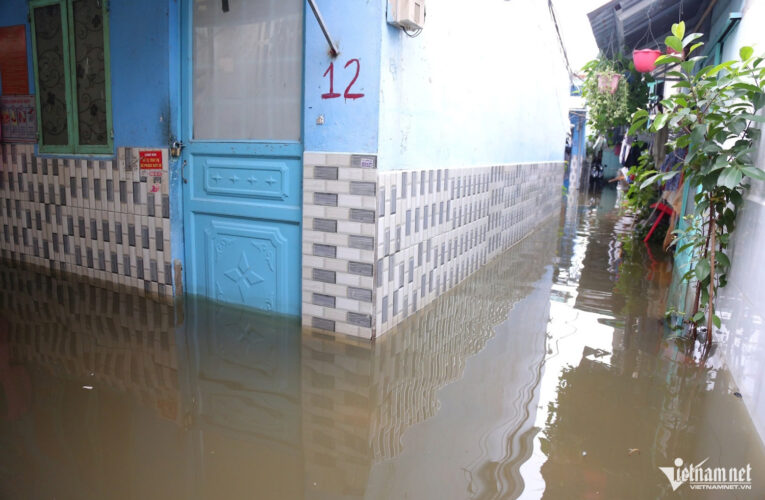 Khu dân cư TPHCM thành ‘hầm chứa nước’, dân kiệt sức canh ngập suốt 2 ngày