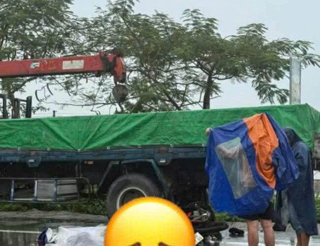 Hiện trường thương tâm 2 nam học sinh lớp 11 đi học về v.a ch.ạm với xe tải không qua khỏi.