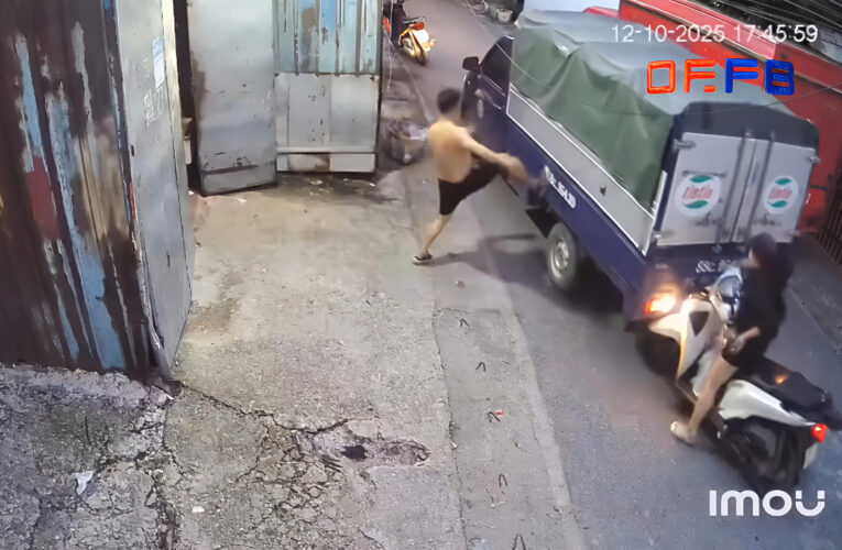 Thoát nạn trong gang tấc nhờ pha xử lý cực nhanh của người đàn ông cởi trần