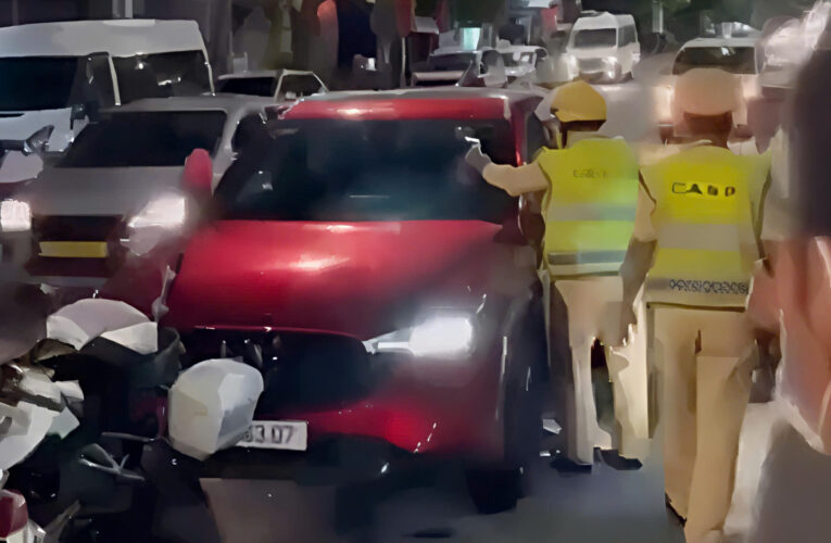 Một nữ ca sĩ vi phạm giao thông, chống đối không mở cửa xe và thản nhiên hít bóng cười