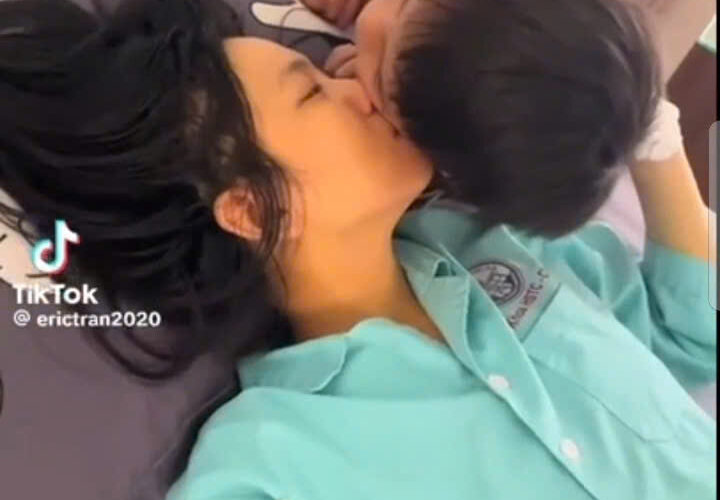 Xúc động nụ hôn người mẹ trẻ trao con trai trước khi hôn mê sâu
