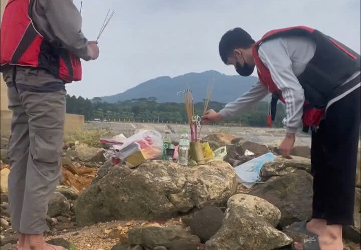 Tắm rửa cho em và tiễn em đoạn đưỡng cuối cùng