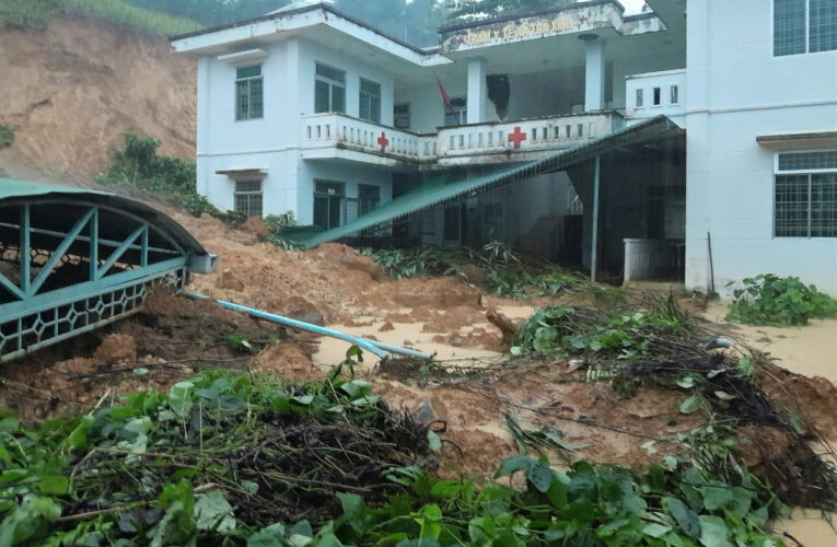 Cảnh tượng kinh hoàng: Núi lở, đất đá đổ ập vào trạm y tế