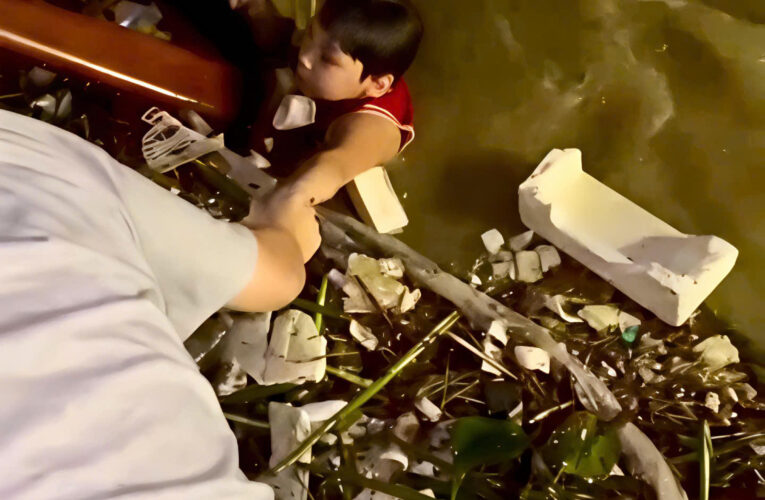 Khoảnh khắc cứu sống bé trai trôi giữa dòng sông Hàn cuộn xiết