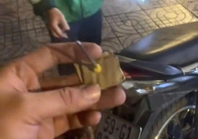 TP.HCM: Bắt quả tang người đàn ông rải đinh ‘bẫy’ người đi đường