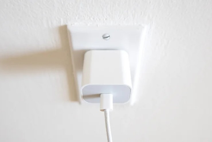 Hãy suy nghĩ kỹ trước khi cắm sạc điện thoại cả ngày