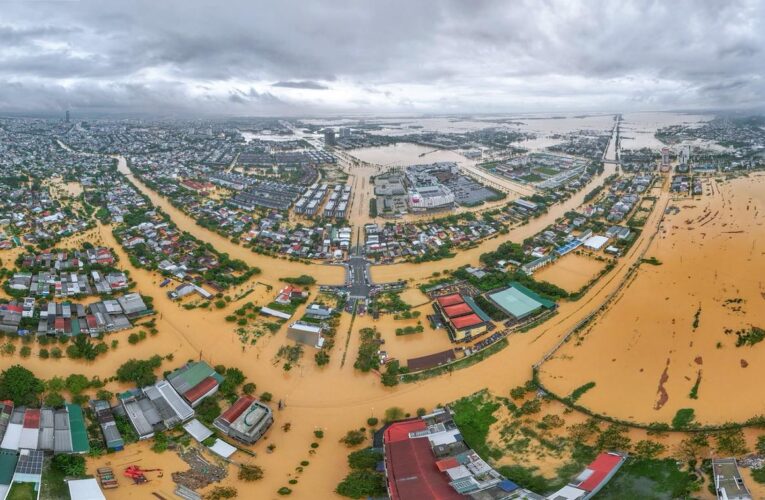 11 ngày đêm miền Trung vật lộn với lũ, sạt lở và bão tàn phá