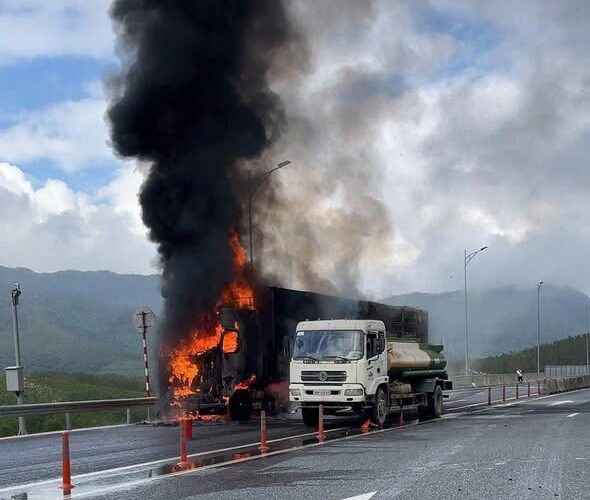 Xe đầu kéo bất ngờ bốc cháy ngùn ngụt trên cao tốc Vũng Áng – Bùng