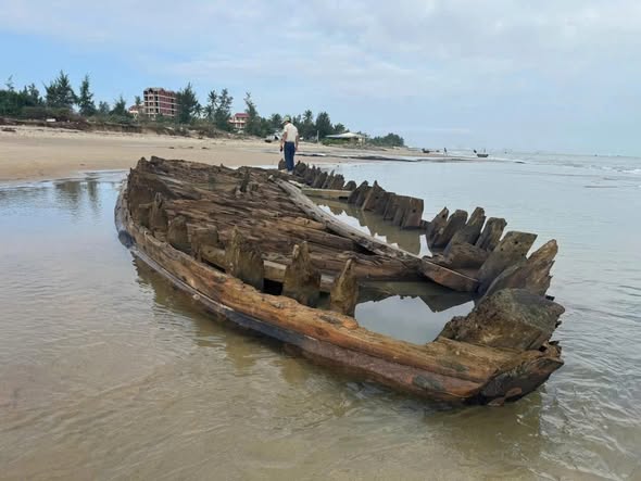 Khẩn cấp khai quật tàu cổ phát lộ ở bờ biển Hội An
