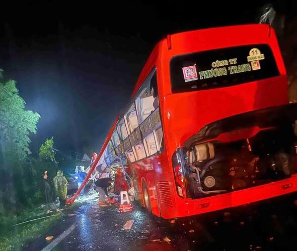 Xe khách 40 chỗ bị đất đá vùi lấp ở đèo Khánh Lê nối Đà Lạt – Nha Trang khiến nhiều người tử vong