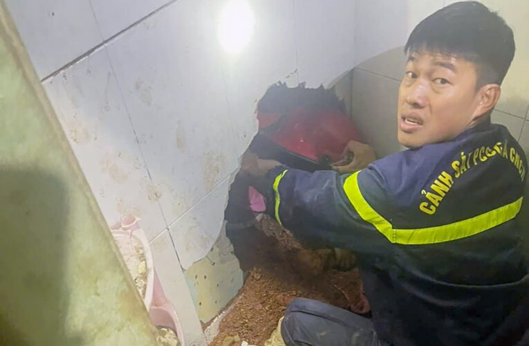 Bé gái 8 tuổi bị vùi lấp do sạt lở, cảnh sát đào đất giải cứu