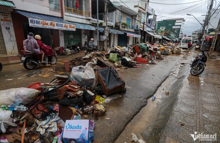 Cảnh tượng chưa từng thấy ở Tây Nha Trang, người dân thốt lên ‘không ngờ lũ dữ đến vậy’