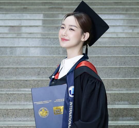 Hoa hậu Lê Nguyễn Bảo Ngọc nhận bằng tốt nghiệp đại học loại giỏi