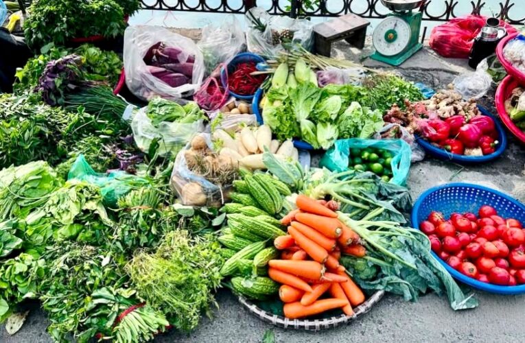 Giá rau xanh tăng ‘phi mã’, bà nội trợ dè xẻn từng mớ rau, quả cà chua