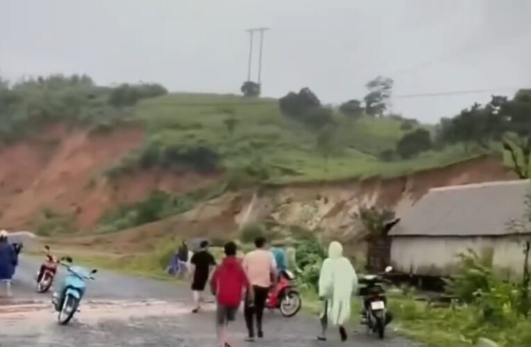 CLIP: Người ôm cháu bé tháo chạy khỏi nơi sạt lở núi, vùi lấp nhà.