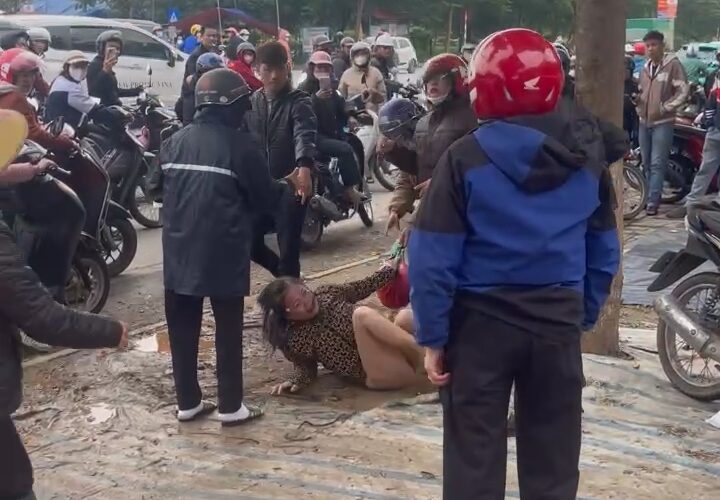 Video: Đánh ghen tại cổng công ty Compal KCN Bá Thiện