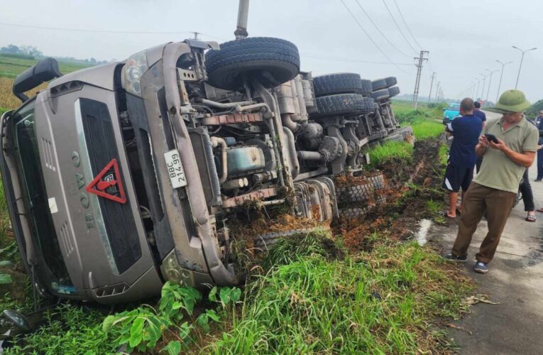 Vụ tai nạn khiến 1 xe ben lật tại Hoàng Lâu – Tam Dương cũ