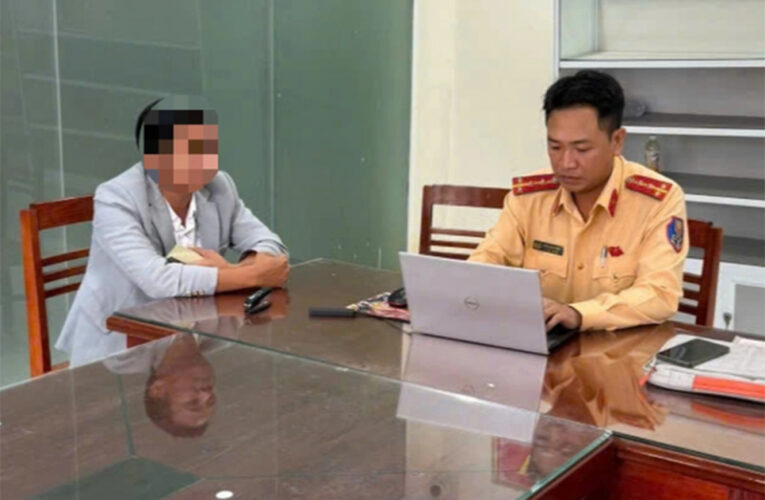 Tài xế ô tô lùi xe xuống ruộng để “né” kiểm tra nồng độ cồn