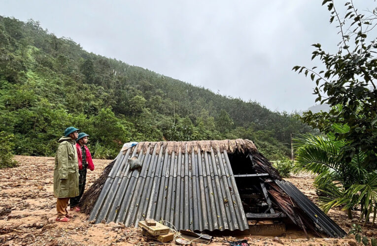 Sạt lở vùi lấp khu dân cư tại Đà Nẵng, hàng chục người kịp thoát nạn
