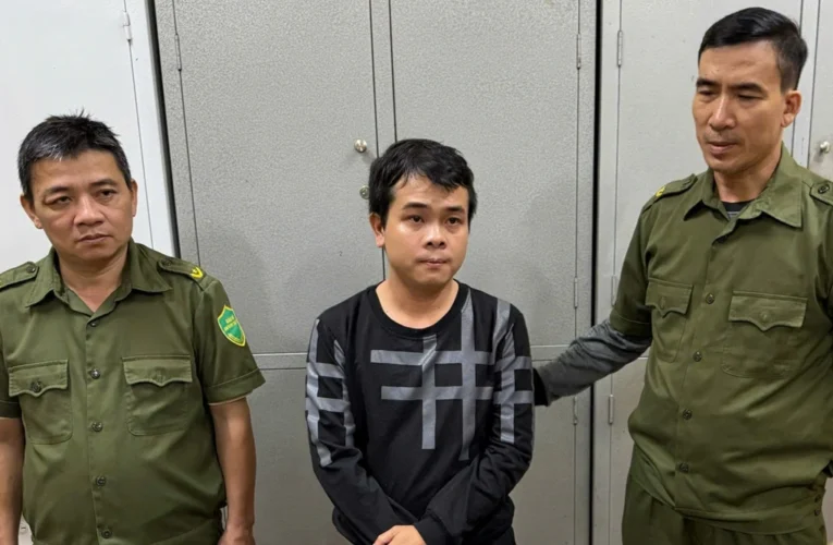 Đưa con đến trường, bố “tranh thủ” giật dây chuyền vàng của cháu bé lớp 1