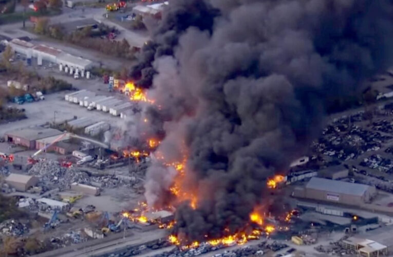 Máy bay chở hàng Mỹ rơi ngay sau khi cất cánh, bốc cháy dữ dội