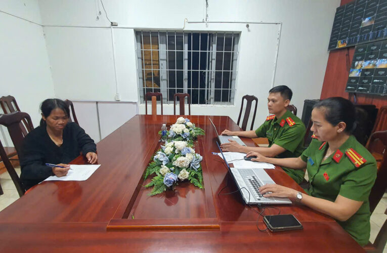 Bắt khẩn cấp người mẹ nghi thả con trai 1 tuổi xuống giếng tử vong