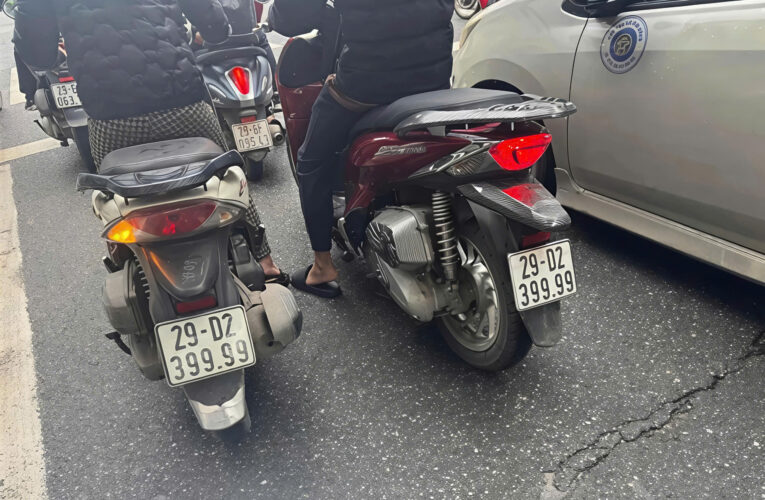 Vụ hai xe máy gắn biển số “song sinh”: Xử phạt nữ tài xế mua biển giả