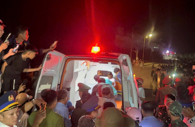 Đảo Lý Sơn vỡ òa đón 3 cư dân sống sót sau 2 ngày trôi dạt trên biển