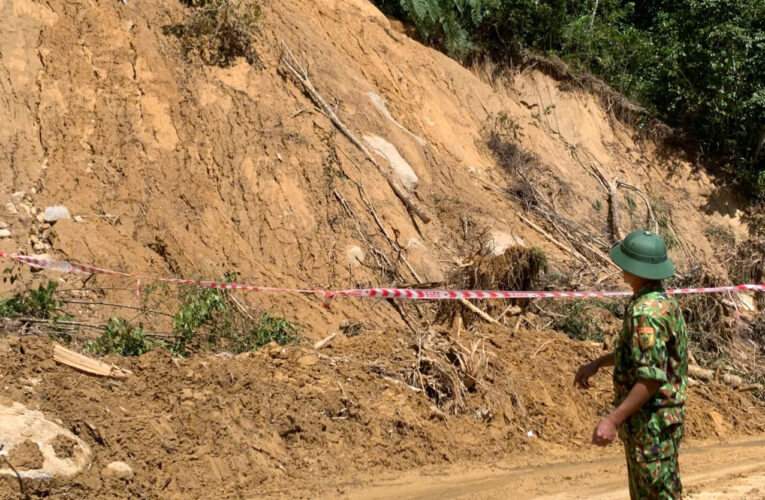 Sạt lở kinh hoàng ở Đà Nẵng giữa trời nắng ráo, 3 người mất liên lạc